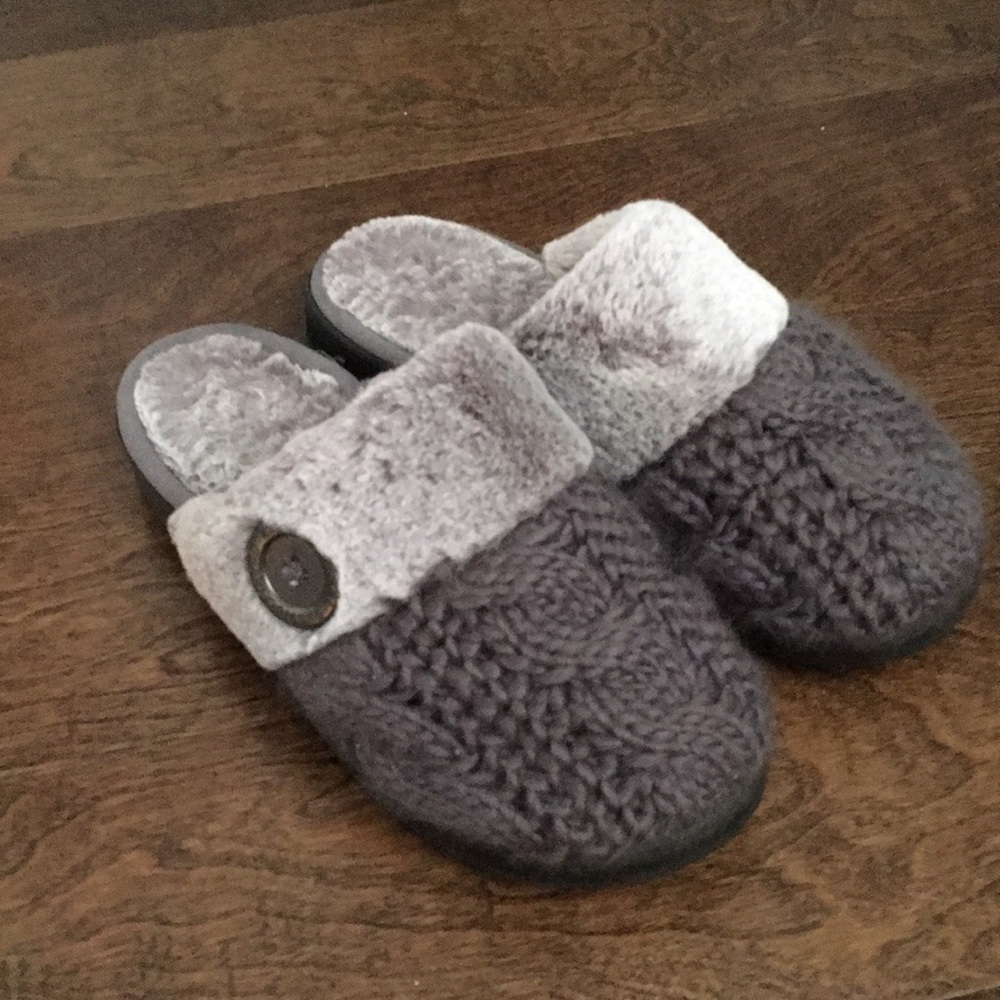 Dearfoam slippers, grey size 7/8. Almost new.